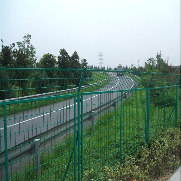 高速公路框架式护栏网 - 安平县艾瑞金属丝网有限公司图片2
