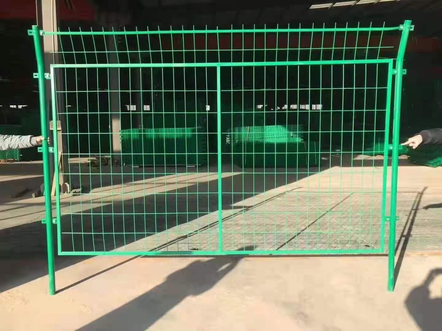 高速公路框架式护栏网 - 安平县艾瑞金属丝网有限公司图片4
