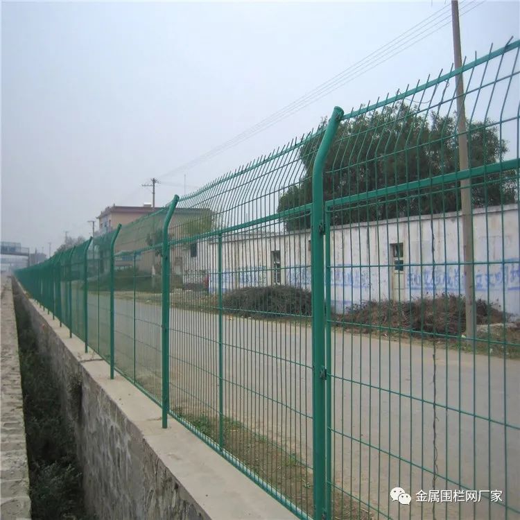 高速公路护栏网 - 安平县艾瑞金属丝网有限公司图片4