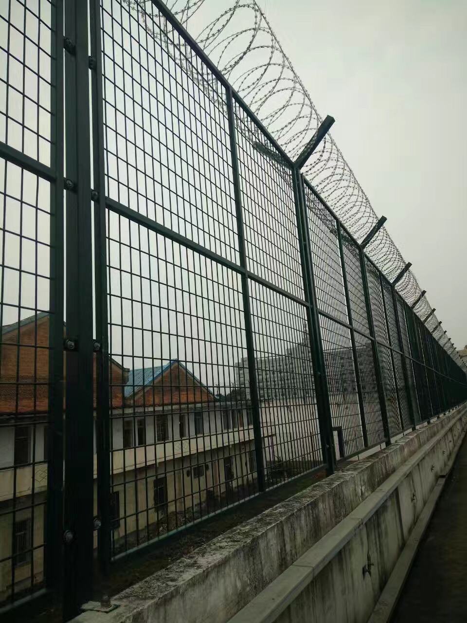 北京监狱巡逻道防攀爬隔离网